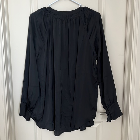 NWT Ingrid & Isabel Black Long Sleeve Maternity + Nursing Top - Picture 3 of 3